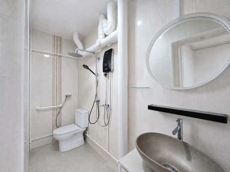 426 Jurong West Avenue 1, 426 Jurong West Avenue 1, 3 Bedrooms, 1,431 sqft, HDB Flat For Sale, by Ahamed Sha, 500154947 - Common Bathroom - PropertyGuru.com.sg