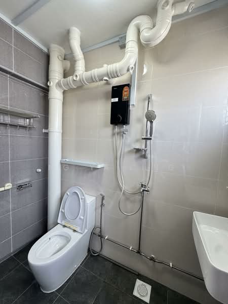 942 Jurong West Street 91, 942 Jurong West Street 91, Room Rental, 200 sqft, HDB Flat For Rent, by Ng Ya Ling, 500154959 - Bathroom - PropertyGuru.com.sg