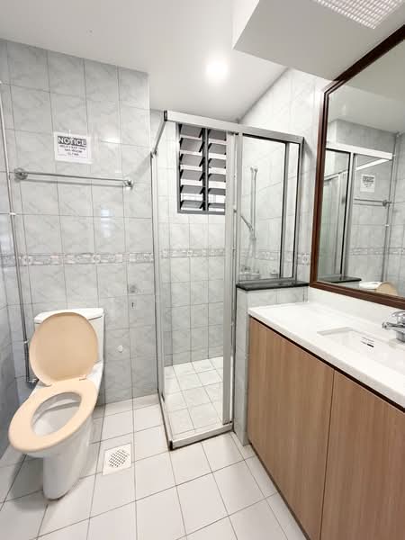 Carissa Park Condo, 2 Flora Drive, 3 Bedrooms, 1,324 sqft, Condominium For Rent, by Alicia Ong, 500154990 - Bathroom - PropertyGuru.com.sg
