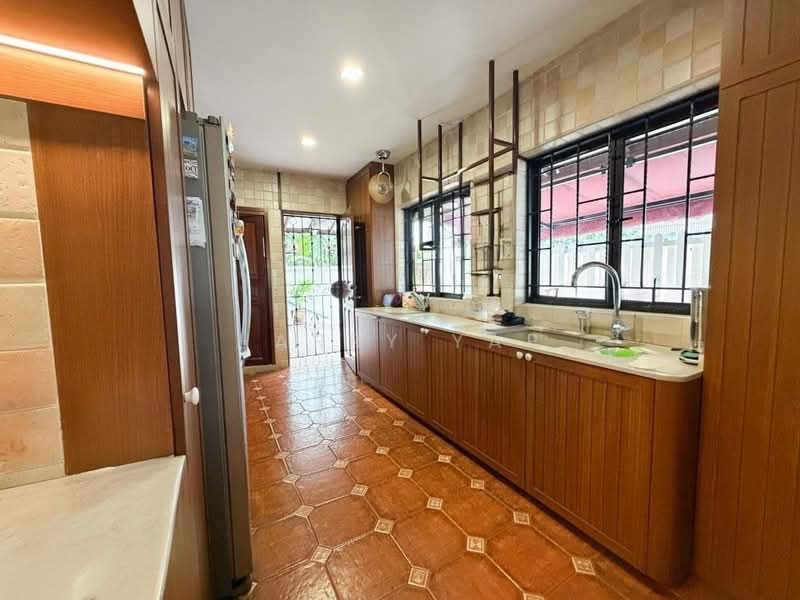 Brighton Crescent, Cul de Sac Road, 5 Bedrooms, 3,000 sqft, Semi-Detached House For Sale, by Harry Yap, 500154996 - Kitchen - PropertyGuru.com.sg