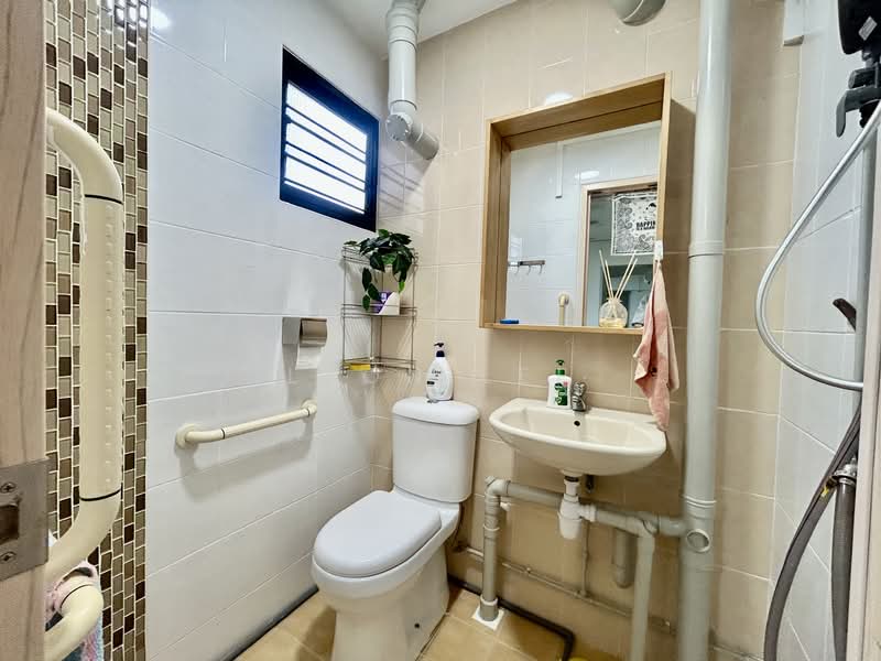 528 Bedok North Street 3, 528 Bedok North Street 3, 2 Bedrooms, 731 sqft, HDB Flat For Sale, by Leon Lee, 500155053 - Bathroom - PropertyGuru.com.sg