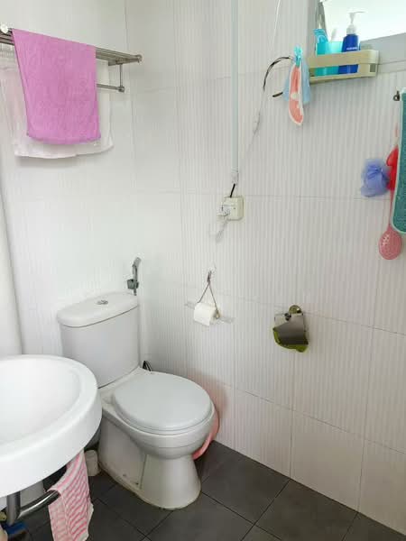 266 Tampines Street 21, 266 Tampines Street 21, 3 Bedrooms, 1,109 sqft, HDB Flat For Sale, by Steven Yan, 500155065 - Bathroom - PropertyGuru.com.sg