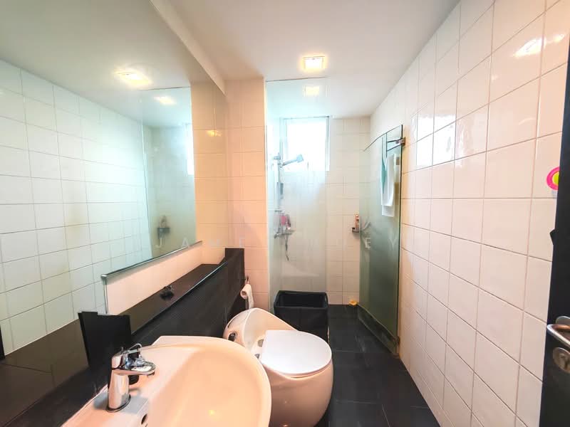 Edelweiss Park Condo, 80 Flora Road, 3 Bedrooms, 1,336 sqft, Condominium For Sale, by James Boey, 500155113 - Bathroom - PropertyGuru.com.sg