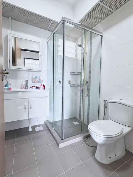296C Bukit Batok Street 22, 296C Bukit Batok Street 22, 3 Bedrooms, 990 sqft, HDB Flat For Sale, by Helen HU, 500155141 - Bathroom - PropertyGuru.com.sg