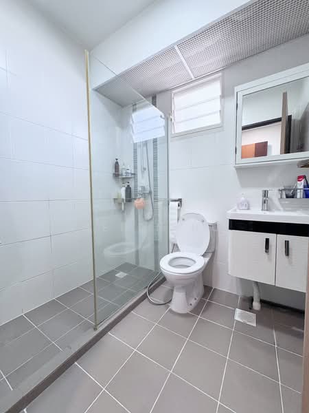 296C Bukit Batok Street 22, 296C Bukit Batok Street 22, 3 Bedrooms, 990 sqft, HDB Flat For Sale, by Helen HU, 500155141 - Bathroom - PropertyGuru.com.sg