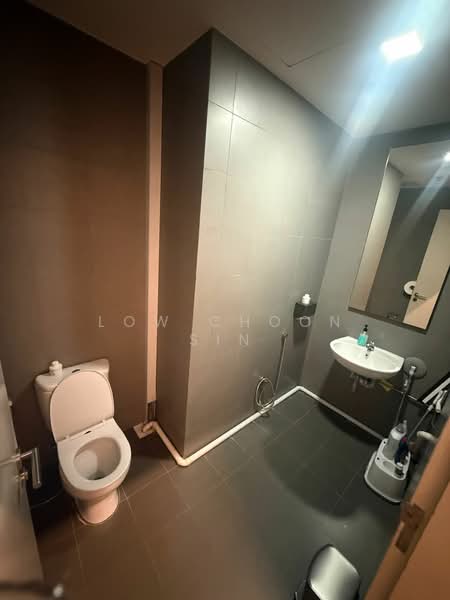 CT Hub, 2 Kallang Avenue, 1,668 sqft, Light Industrial (B1) For Sale, by Low Choon Sin, 500155175 - Bathroom - CommercialGuru.com.sg