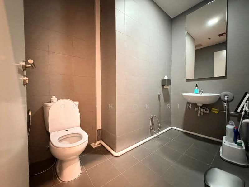 CT Hub, 2 Kallang Avenue, 1,668 sqft, Light Industrial (B1) For Sale, by Low Choon Sin, 500155175 - Bathroom - CommercialGuru.com.sg