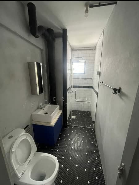 133 Geylang East Avenue 1, 133 Geylang East Avenue 1, 3 Bedrooms, 1,571 sqft, HDB Flat For Rent, by Jeremy Jerald Robert, 500155183 - Bathroom - PropertyGuru.com.sg