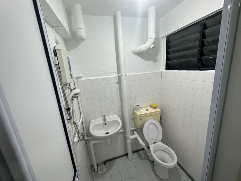 213 Bukit Batok Street 21, 213 Bukit Batok Street 21, 2 Bedrooms, 882 sqft, HDB Flat For Rent, by Johnson Lim, 500155203 - Bathroom - PropertyGuru.com.sg