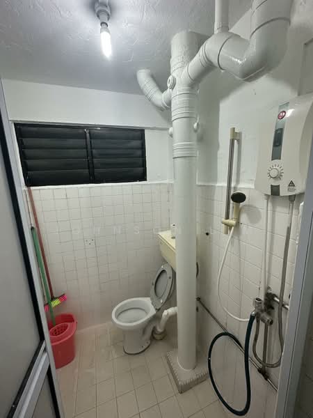 213 Bukit Batok Street 21, 213 Bukit Batok Street 21, 2 Bedrooms, 882 sqft, HDB Flat For Rent, by Johnson Lim, 500155203 - Bathroom - PropertyGuru.com.sg