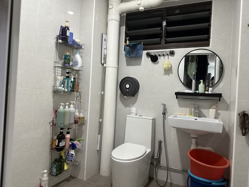932 Jurong West Street 92, 932 Jurong West Street 92, 3 Bedrooms, 1,108 sqft, HDB Flat For Sale, by Theresa Ang, 500155220 - Bathroom - PropertyGuru.com.sg