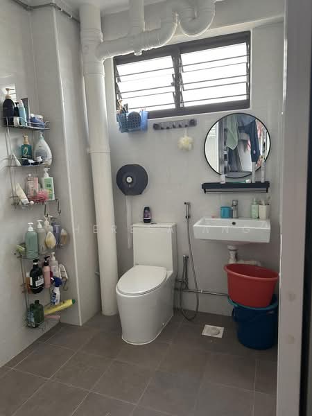 932 Jurong West Street 92, 932 Jurong West Street 92, 3 Bedrooms, 1,108 sqft, HDB Flat For Sale, by Theresa Ang, 500155220 - Bathroom - PropertyGuru.com.sg