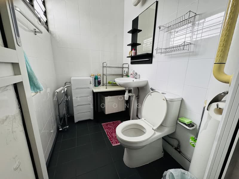 773 Yishun Avenue 3, 773 Yishun Avenue 3, 3 Bedrooms, 904 sqft, HDB Flat For Sale, by James Poh Yuan Loong, 500155281 - Bathroom - PropertyGuru.com.sg