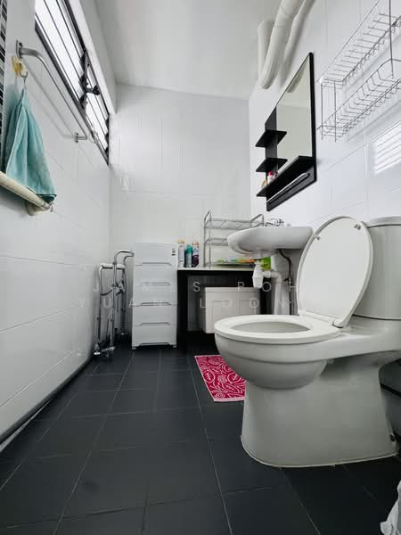 773 Yishun Avenue 3, 773 Yishun Avenue 3, 3 Bedrooms, 904 sqft, HDB Flat For Sale, by James Poh Yuan Loong, 500155281 - Bathroom - PropertyGuru.com.sg
