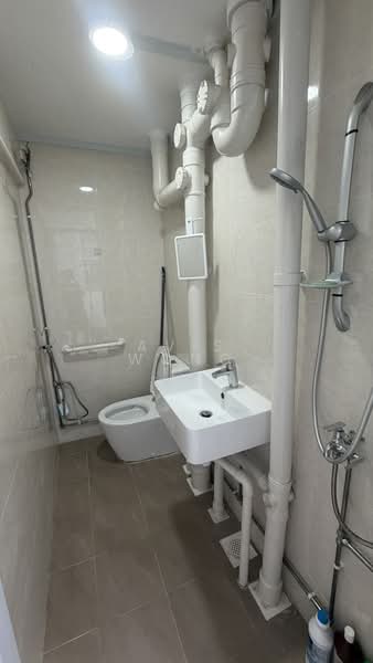 70 Circuit Road, 70 Circuit Road, 2 Bedrooms, 603 sqft, HDB Flat For Sale, by Avis Wong, 500155310 - Bathroom - PropertyGuru.com.sg