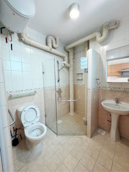 186 Punggol Central, 186 Punggol Central, 4 Bedrooms, 1,378 sqft, HDB Flat For Sale, by Tan Pei Cheng (Pei), 500155319 - Glass partitioned door in common bath room - PropertyGuru.com.sg