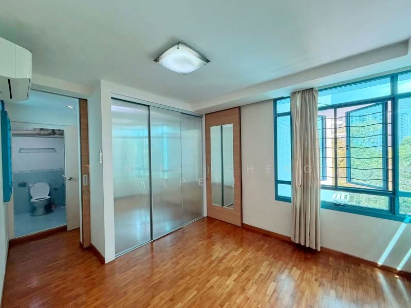 186 Punggol Central, 186 Punggol Central, 4 Bedrooms, 1,378 sqft, HDB Flat For Sale, by Tan Pei Cheng (Pei), 500155319 - Master room with built in designer wardrobe and timber strip flooring - PropertyGuru.com.sg