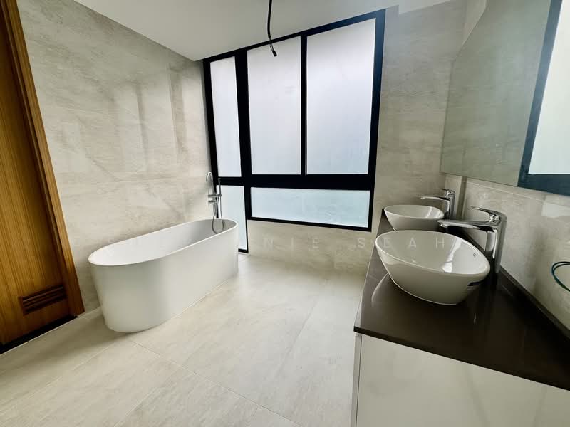 Brand new east side landed - Private and exclusive with pte lift + pool, , 9 Bedrooms, 4,545 sqft, Detached House For Sale, by Stephanie Seah, 500155326 - Bathroom - PropertyGuru.com.sg
