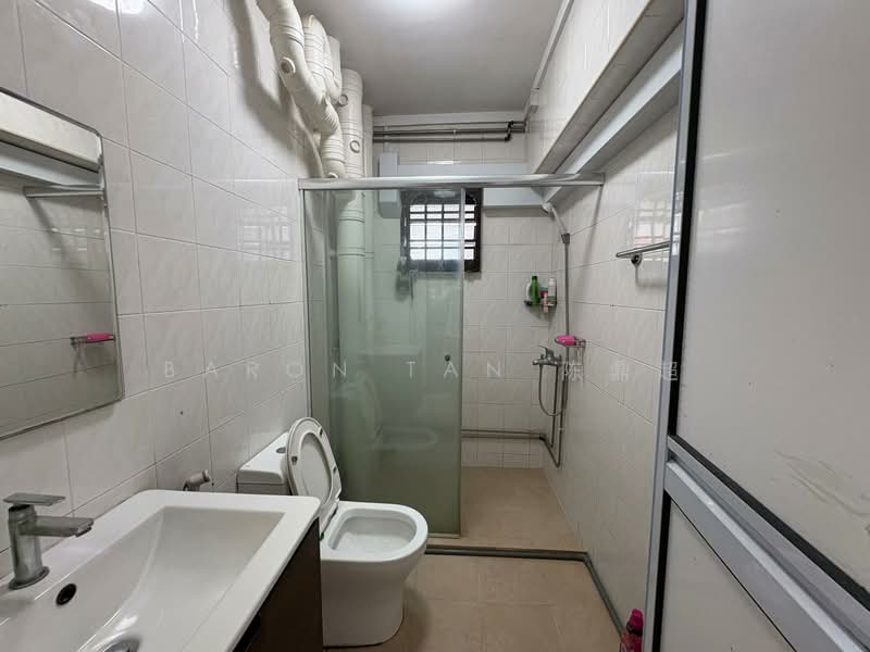 309 Canberra Road, 309 Canberra Road, 3 Bedrooms, 1,506 sqft, HDB Flat For Rent, by Baron Tan 陈鼎超, 500155355 - Bathroom - PropertyGuru.com.sg