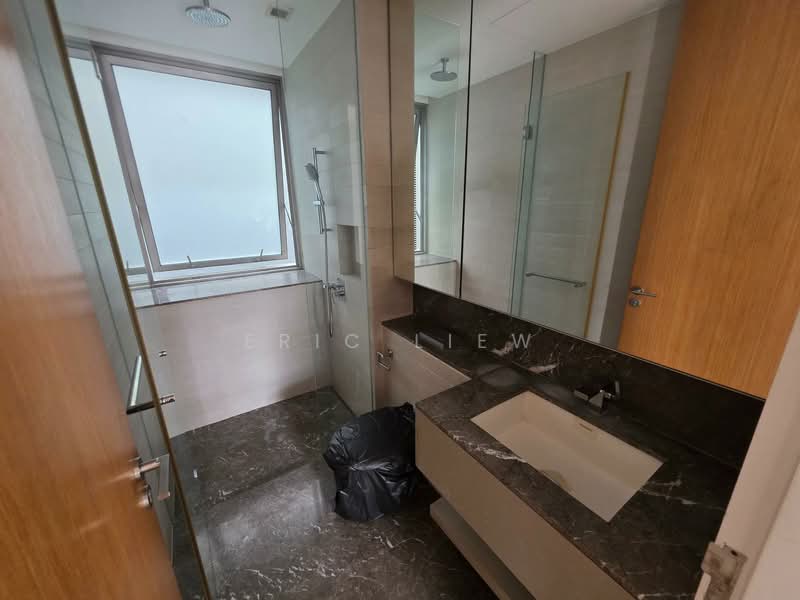 Hilltops, 99 Cairnhill Circle, 2 Bedrooms, 1,249 sqft, Condominium For Sale, by Eric Liew, 500155364 - Common Bathroom - PropertyGuru.com.sg