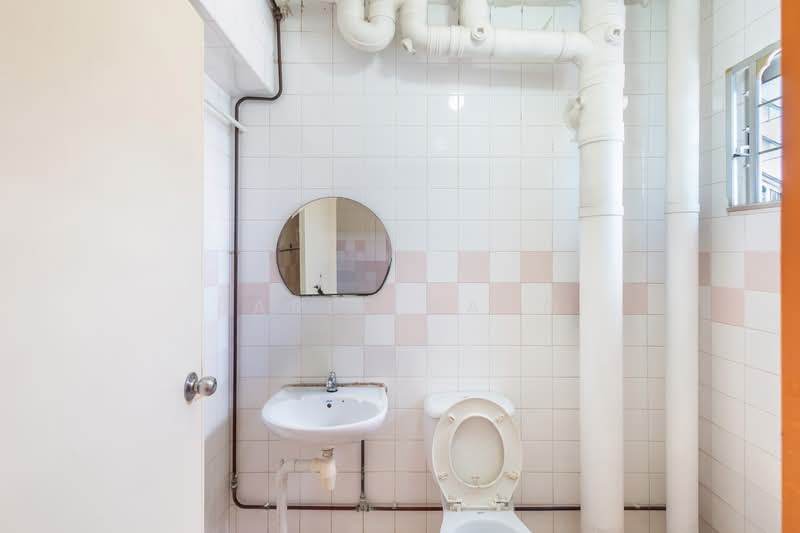 668C Jurong West Street 64, 668C Jurong West Street 64, 3 Bedrooms, 914 sqft, HDB Flat For Sale, by Jared Kang, 500155369 - Bathroom - PropertyGuru.com.sg