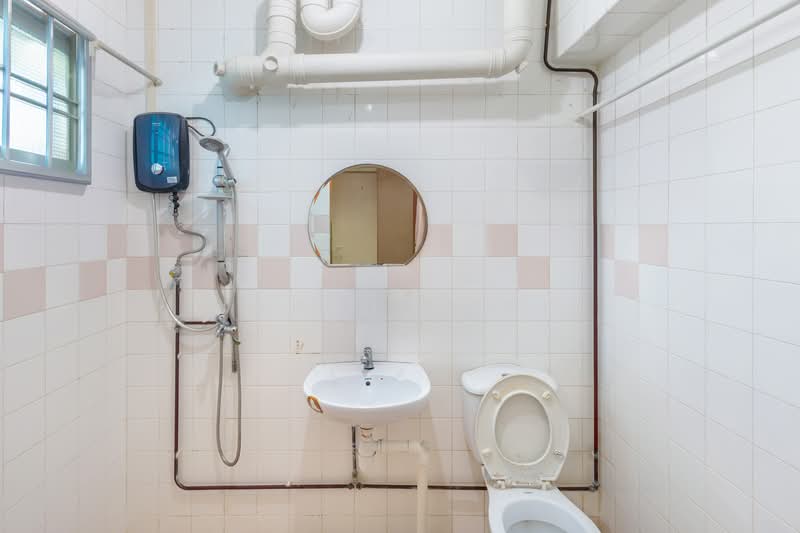 668C Jurong West Street 64, 668C Jurong West Street 64, 3 Bedrooms, 914 sqft, HDB Flat For Sale, by Jared Kang, 500155369 - Bathroom - PropertyGuru.com.sg