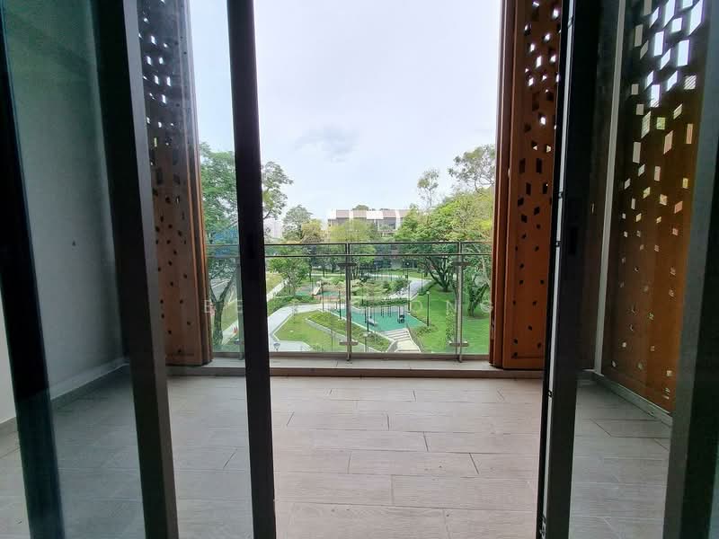 Parksuites, 18 Holland Grove Road, 2 Bedrooms, 786 sqft, Condominium For Rent, by Ee Lin Ong, 500155463 - Balcony - PropertyGuru.com.sg