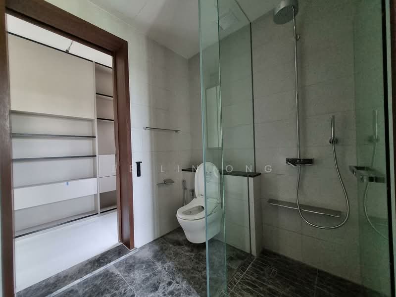 Parksuites, 18 Holland Grove Road, 2 Bedrooms, 786 sqft, Condominium For Rent, by Ee Lin Ong, 500155463 - Bathroom - PropertyGuru.com.sg