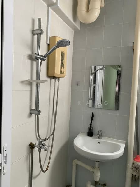 123 Bukit Batok Central, 123 Bukit Batok Central, 3 Bedrooms, 1,001 sqft, HDB Flat For Rent, by Doris Kang, 500155473 - Bathroom - PropertyGuru.com.sg