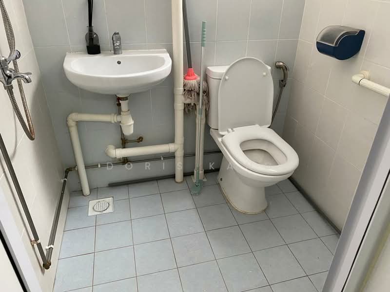 123 Bukit Batok Central, 123 Bukit Batok Central, 3 Bedrooms, 1,001 sqft, HDB Flat For Rent, by Doris Kang, 500155473 - Bathroom - PropertyGuru.com.sg
