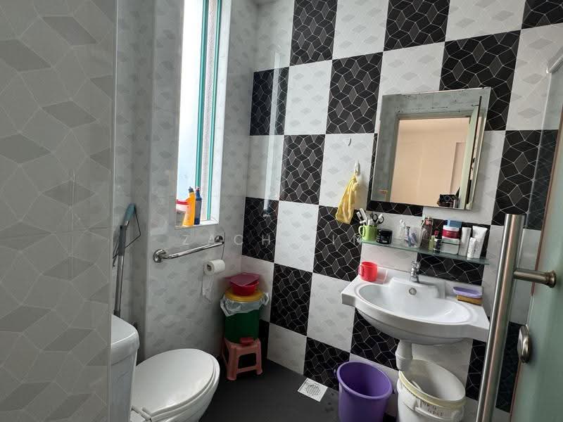 Wing Fong Mansions, 12 Lorong 14 Geylang, Eunos / Geylang / Paya Lebar, 3 Bedrooms, 1,130 sqft, Apartment For Sale, by Zach Lin, 500155514 - Bathroom - PropertyGuru.com.sg