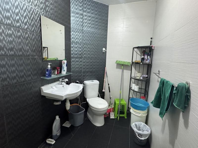 Wing Fong Mansions, 12 Lorong 14 Geylang, Eunos / Geylang / Paya Lebar, 3 Bedrooms, 1,130 sqft, Apartment For Sale, by Zach Lin, 500155514 - Bathroom - PropertyGuru.com.sg