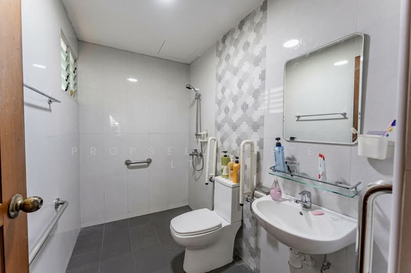 Sea Avenue Mansions, 24 Sea Avenue, 2 Bedrooms, 936 sqft, Apartment For Sale, by Kelly Tan, 500155522 - Bathroom - PropertyGuru.com.sg