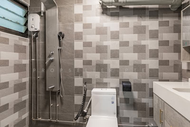 468 Segar Road, 468 Segar Road, 3 Bedrooms, 1,184 sqft, HDB Flat For Sale, by ADNIX LIU, 500155534 - Bathroom - PropertyGuru.com.sg