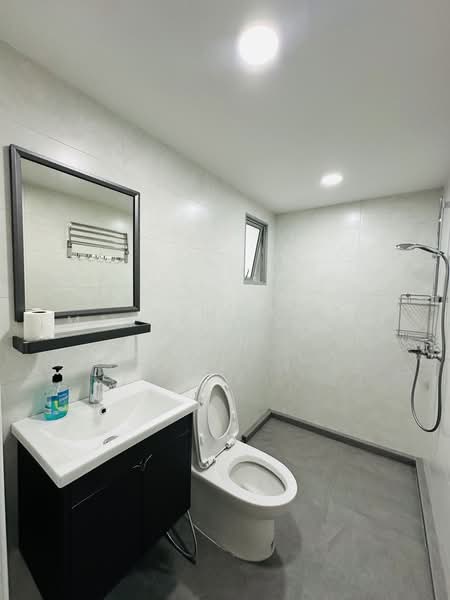 50 Strathmore Avenue, 50 Strathmore Avenue, 3 Bedrooms, 1,184 sqft, HDB Flat For Rent, by May Lai Sook Mei, 500155553 - Common Bathroom - PropertyGuru.com.sg