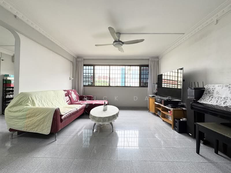 319 Bukit Batok Street 33, 319 Bukit Batok Street 33, 3 Bedrooms, 1,313 sqft, HDB Flat For Sale, by Derrick Dang, 500155570 - Living Room - PropertyGuru.com.sg