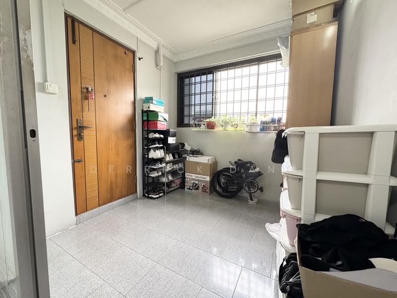 319 Bukit Batok Street 33, 319 Bukit Batok Street 33, 3 Bedrooms, 1,313 sqft, HDB Flat For Sale, by Derrick Dang, 500155570 - Entrance - PropertyGuru.com.sg