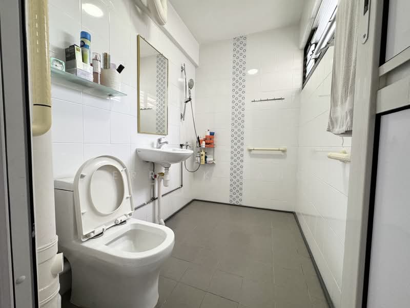 319 Bukit Batok Street 33, 319 Bukit Batok Street 33, 3 Bedrooms, 1,313 sqft, HDB Flat For Sale, by Derrick Dang, 500155570 - Bathroom - PropertyGuru.com.sg