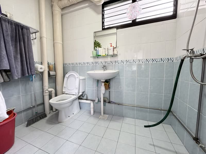 319 Bukit Batok Street 33, 319 Bukit Batok Street 33, 3 Bedrooms, 1,313 sqft, HDB Flat For Sale, by Derrick Dang, 500155570 - Bathroom - PropertyGuru.com.sg