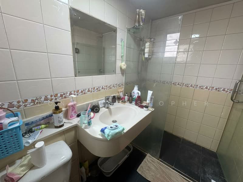 678C Jurong West Street 64, 678C Jurong West Street 64, 3 Bedrooms, 1,400 sqft, HDB Flat For Rent, by Leong Christopher, 500155577 - Bathroom - PropertyGuru.com.sg
