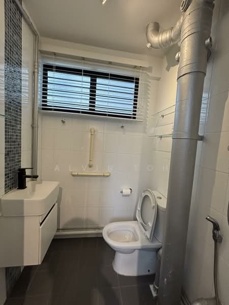 148 Yishun Street 11, 148 Yishun Street 11, 2 Bedrooms, 721 sqft, HDB Flat For Sale, by Alvin Toh, 500155583 - Bathroom - PropertyGuru.com.sg