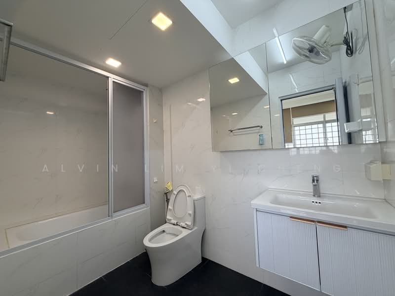 Ridgewood Condominium, 1 Ridgewood Close, 3 Bedrooms, 1,774 sqft, Condominium For Rent, by Alvin Lim Yi Cheng, 500155587 - Bathroom - PropertyGuru.com.sg