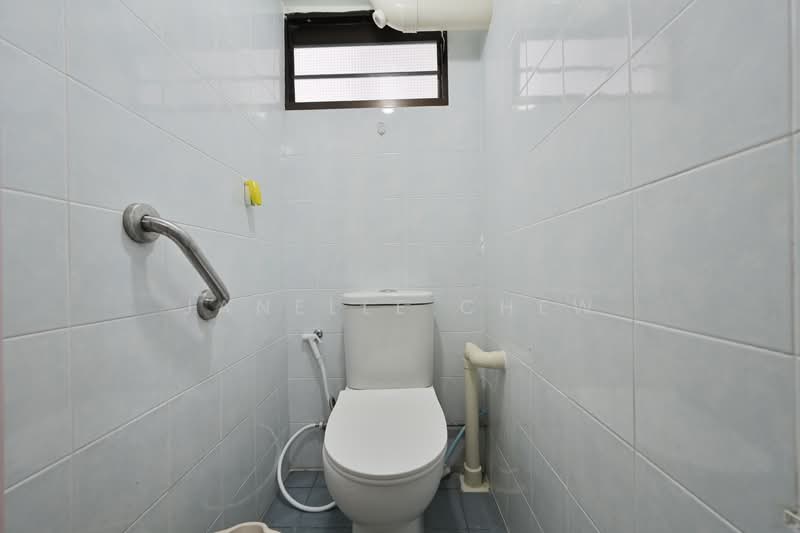 27 Toa Payoh East, 27 Toa Payoh East, 3 Bedrooms, 721 sqft, HDB Flat For Sale, by Janelle Chew, 500155604 - Bathroom - PropertyGuru.com.sg