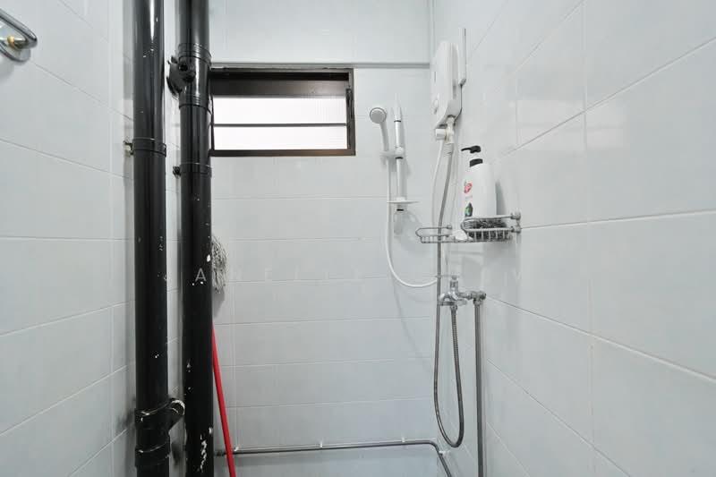 27 Toa Payoh East, 27 Toa Payoh East, 3 Bedrooms, 721 sqft, HDB Flat For Sale, by Janelle Chew, 500155604 - Bathroom - PropertyGuru.com.sg