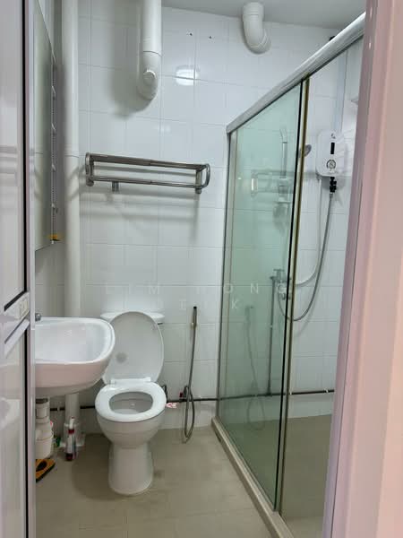 722 Bedok Reservoir Road, 722 Bedok Reservoir Road, 3 Bedrooms, 1,108 sqft, HDB Flat For Rent, by Lim Hong Geok, 500155609 - Bathroom - PropertyGuru.com.sg