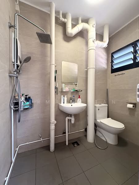 885 Tampines Street 83, 885 Tampines Street 83, 3 Bedrooms, 1,108 sqft, HDB Flat For Sale, by Germaine Tan, 500155633 - Bathroom - PropertyGuru.com.sg