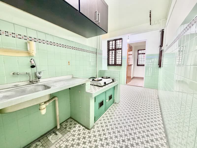 66 Lorong 4 Toa Payoh, 66 Lorong 4 Toa Payoh, 2 Bedrooms, 689 sqft, HDB Flat For Sale, by Daron Zeng, 500155653 - Kitchen - PropertyGuru.com.sg