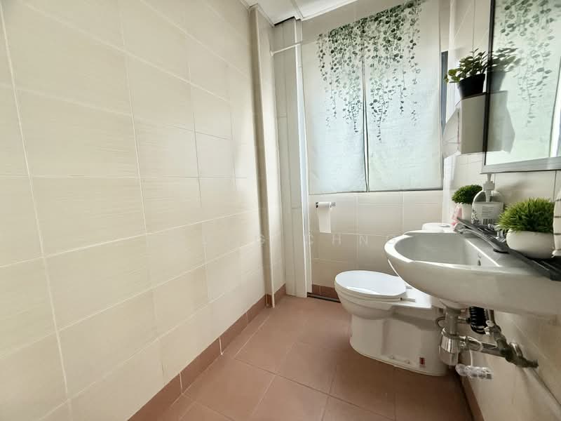 Tradehub 21, 18 Boon Lay Way, 1,055 sqft, Light Industrial (B1) For Rent, by Young Chng, 500155670 - Bathroom - CommercialGuru.com.sg