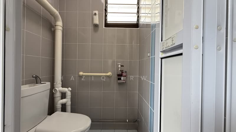 642 Hougang Avenue 8, 642 Hougang Avenue 8, 2 Bedrooms, 743 sqft, HDB Flat For Sale, by Haziq Irwan, 500155722 - Bathroom - PropertyGuru.com.sg