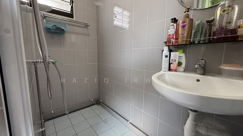 642 Hougang Avenue 8, 642 Hougang Avenue 8, 2 Bedrooms, 743 sqft, HDB Flat For Sale, by Haziq Irwan, 500155722 - Bathroom - PropertyGuru.com.sg